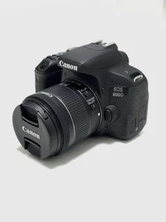 دوربین Canon 800D با لنز ۱۸-۵۵ از نمای روبرو برای نمایش جزئیات بدنه
