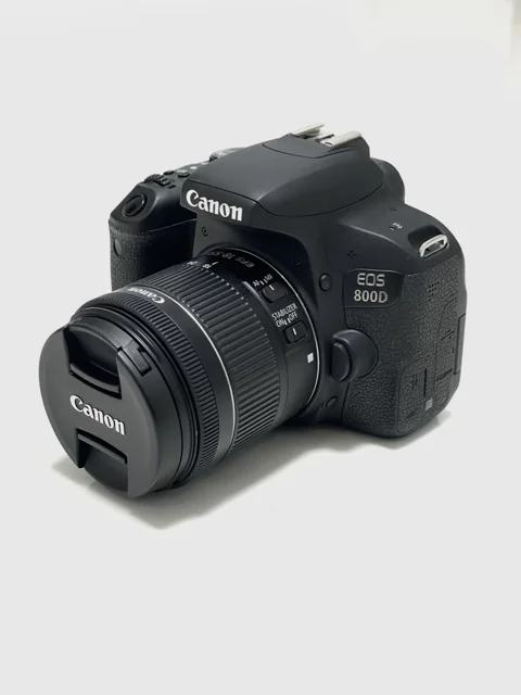 دوربین Canon 800D با لنز ۱۸-۵۵ از نمای روبرو برای نمایش جزئیات بدنه