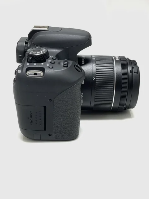 نمای سمت چپ دوربین canon 800d با لنز ۱۸-۵۵، نمایش پورت‌ها و طراحی بدنه از این زاویه