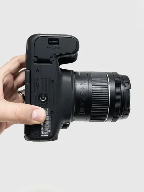 پایه اتصال سه‌پایه و درگاه باتری دوربین Canon 800D، نمای زیر برای بررسی جزئیات فنی