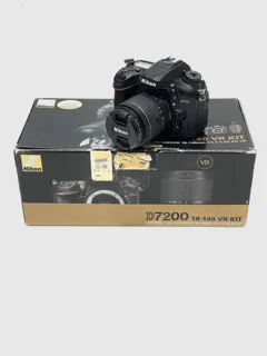 نمای روبروی دوربین Nikon D7200 با لنز 18-55 کارکرده روی جعبه