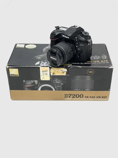 نمای روبروی دوربین Nikon D7200 با لنز 18-55 کارکرده روی جعبه