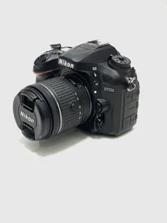 نمای روبروی دوربین عکاسی Nikon D7200 با لنز 18-55 کارکرده