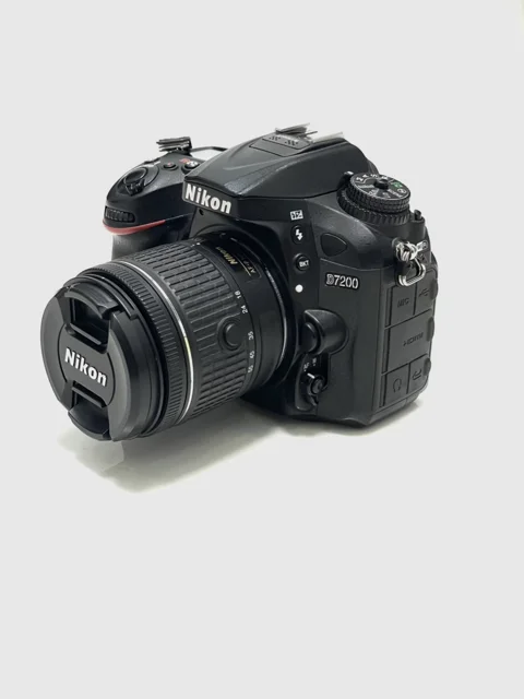 نمای روبروی دوربین عکاسی Nikon D7200 با لنز 18-55 کارکرده
