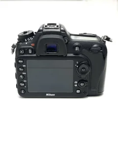 نمای پشت دوربین Nikon D7200 با لنز 18-55 و صفحه نمایش LCD