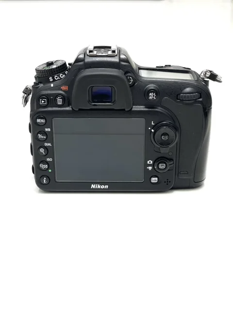 نمای پشت دوربین Nikon D7200 با لنز 18-55 و صفحه نمایش LCD