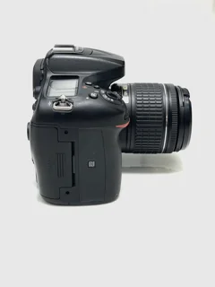 نمای سمت راست دوربین عکاسی Nikon D7200 با لنز 18-55 کارکرده