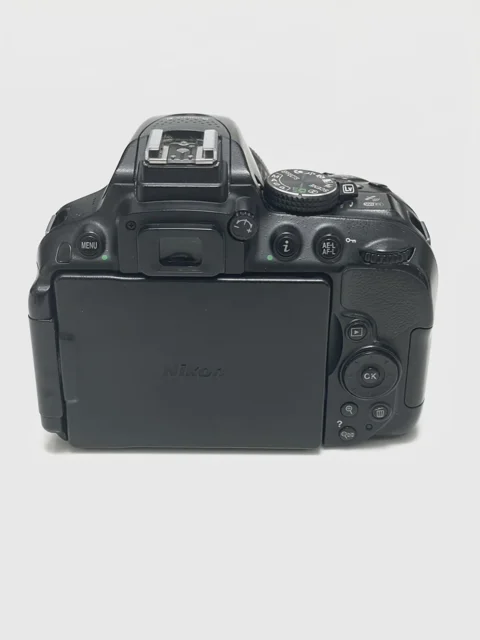دوربین Nikon d5300 با لنز ۱۸-۱۴۰ از نمای پشت