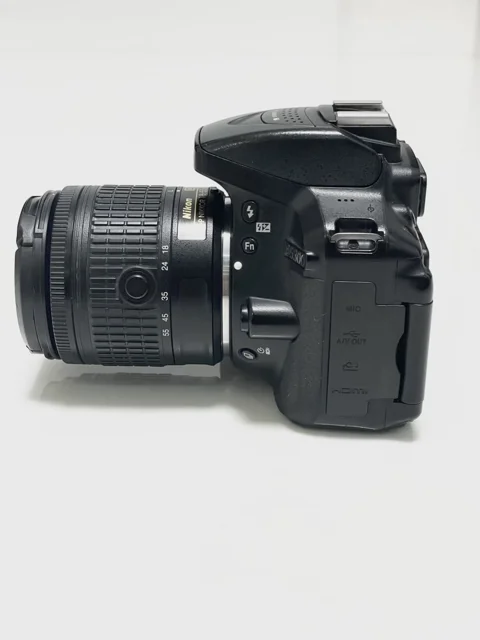 نمای سمت چپ دوربین Nikon D5300 با لنز 18-55mm