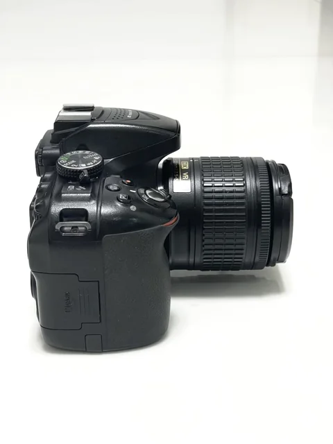 نمای سمت راست دوربین عکاسی Nikon D5300 با لنز 18-55mm