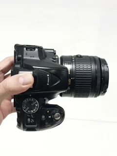 نمای بالای دوربین Nikon D5300 با لنز 18-55mm