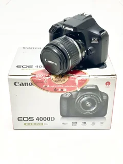 نمای روبروی دوربین Canon EOS 4000D با لنز 18-55 روی جعبه اصلی