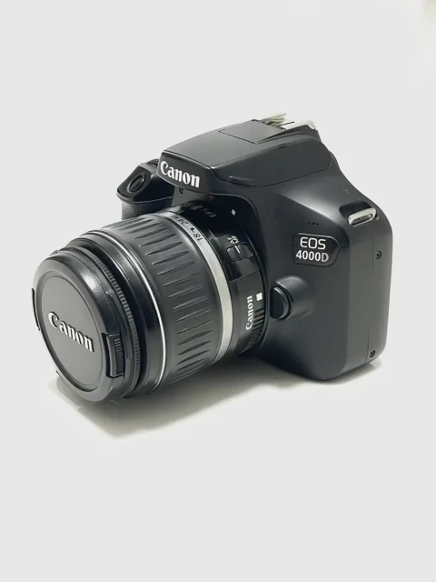 نمای روبروی دوربین عکاسی Canon EOS 4000D با لنز 18-55mm
