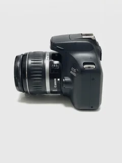 نمای سمت چپ دوربین Canon EOS 4000D با لنز 18-55mm