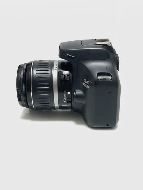 نمای سمت چپ دوربین Canon EOS 4000D با لنز 18-55mm