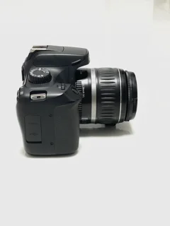 نمای سمت راست دوربین عکاسی Canon EOS 4000D با لنز 18-55mm