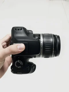 نمای بالای دوربین Canon EOS 4000D با لنز 18-55mm