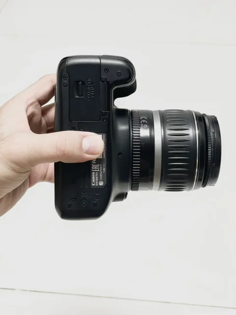 نمای زیر دوربین عکاسی Canon EOS 4000D با لنز 18-55mm