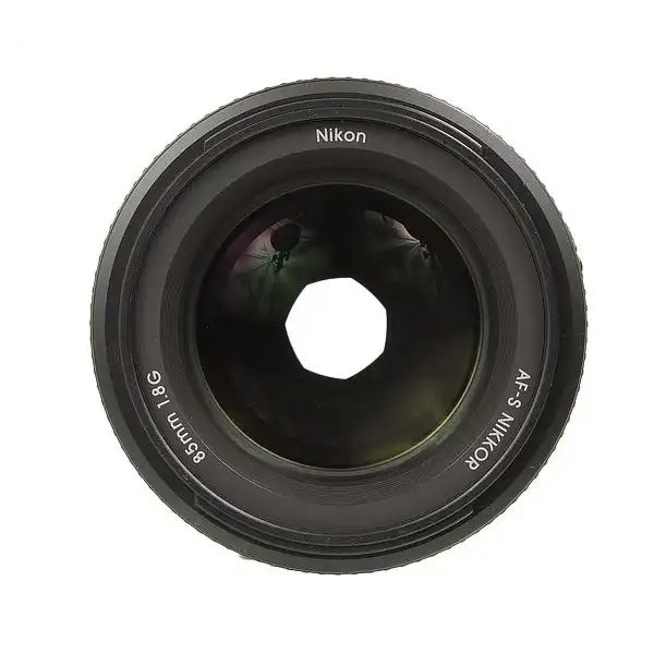 نمای نزدیک لنز Nikon AF-S 85mm f/1.8G – ساختار اپتیکی پیشرفته و ثبت تصاویر پرتره با جزئیات بالا