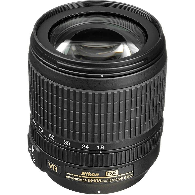 نمای جانبی لنز Nikon 18-105mm f/3.5-5.6G VR با نمایش عدسی بزرگ و دهانه فیلتر 67mm مناسب برای عکاسی روزمره و سفر