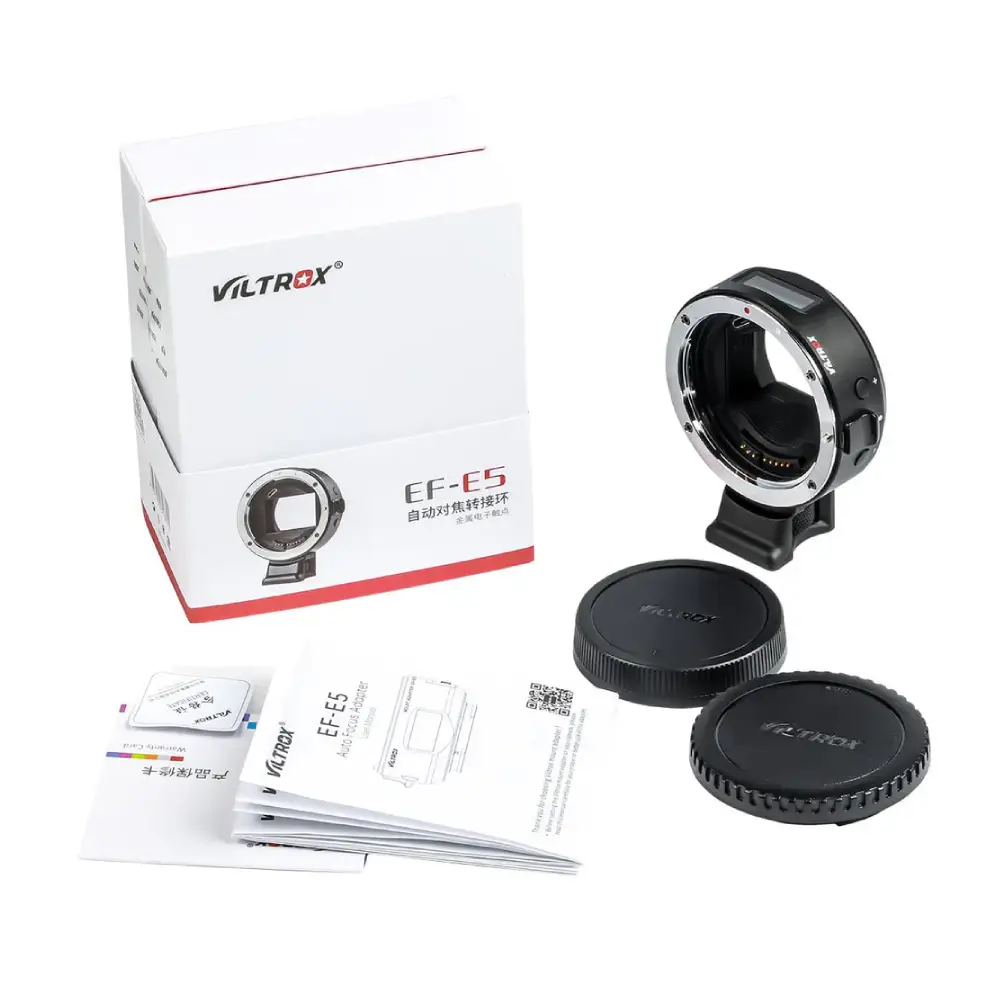 آداپتور Viltrox EF-EOS M قرار گرفته روی سطح صاف برای بررسی طراحی بدنه، مانتها و جزئیات فنی