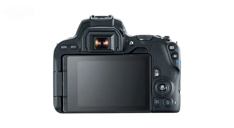 نمای پشت Canon 200D با صفحه‌نمایش لمسی چرخان؛ تحلیل قابلیت‌های Live View، رابط کاربری و عملکرد فوکوس Dual Pixel در بررسی کامل این دوربین