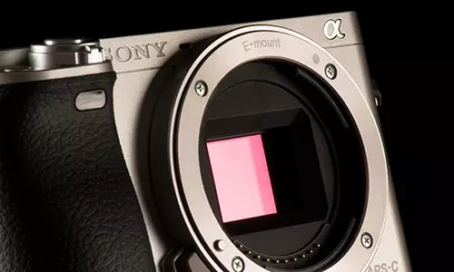 سنسور APS-C 24.3MP دوربین Sony A6000 – ثبت جزئیات دقیق و رنگ‌های طبیعی