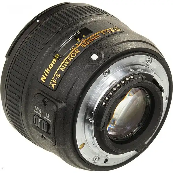 جزئیات دیافراگم 7 تیغه‌ای لنز Nikon 50mm f/1.8G – نمایش بوکه نرم و روان