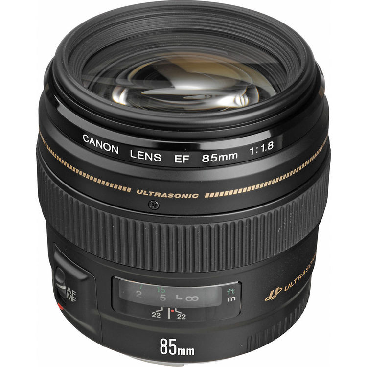 لنز Canon 85mm f/1.8 USM با طراحی سبک و دیافراگم باز f/1.8، مناسب برای عکاسی پرتره حرفه‌ای، همراه با بوکه نرم و عمق میدان عالی