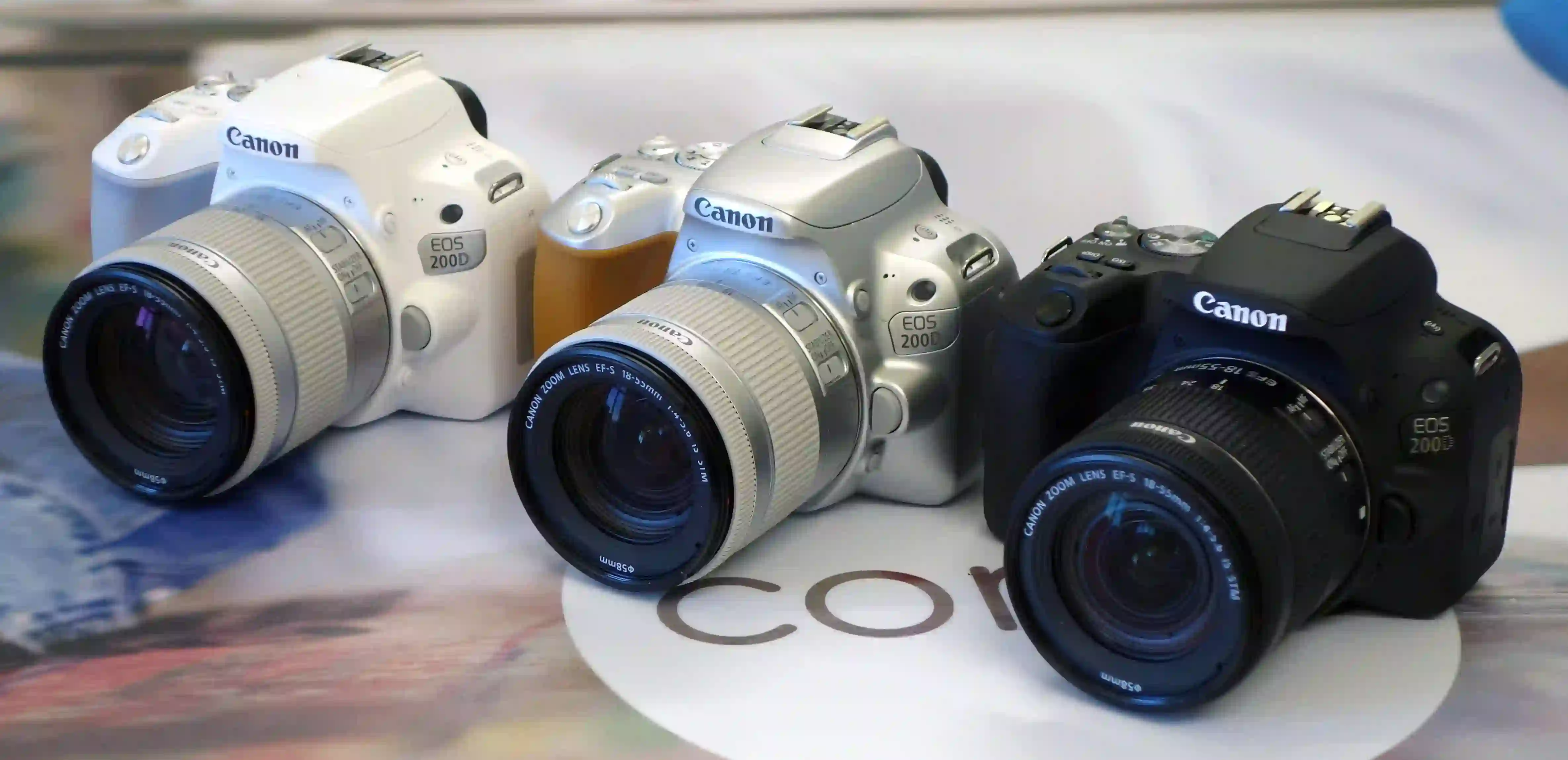 تصویر نمای جلوی دوربین Canon EOS 200D با لنز EF-S 18-55mm IS STM؛ بررسی طراحی جمع‌وجور، ارگونومی بدنه و کیفیت ساخت در نقد تخصصی این مدل DSLR سبک‌وزن