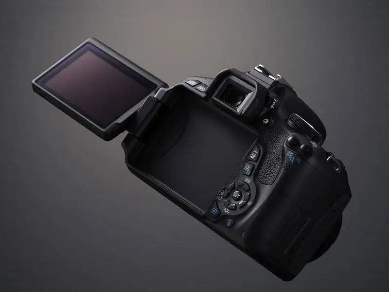 نمای پشت دوربین Canon EOS 600D با صفحه‌نمایش چرخان، مناسب برای ولاگ و فیلم‌برداری