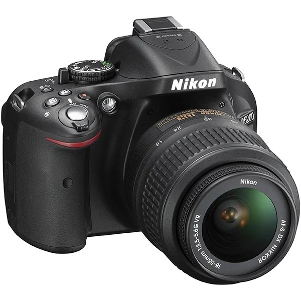 عکس از نمای نزدیک دوربین نیکون D5200 کیت 18-55 با نمایش کامل ظاهر و وضعیت بدنه