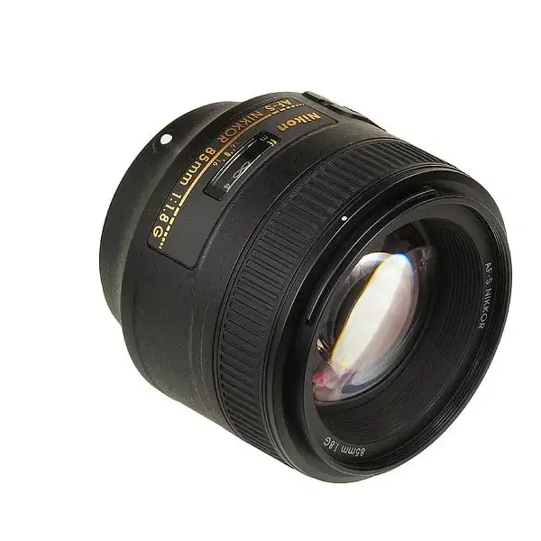 خرید لنز Nikon 85mm f/1.8G – معرفی مزایا، معایب و قیمت روز این لنز حرفه‌ای