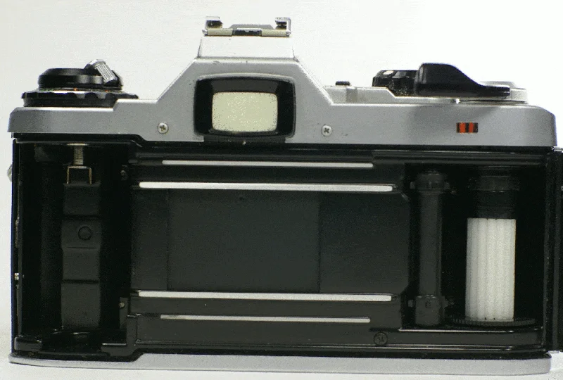شاتر در یک دوربین فیلمی Pentax ME SLR هنگام باز و بسته شدن