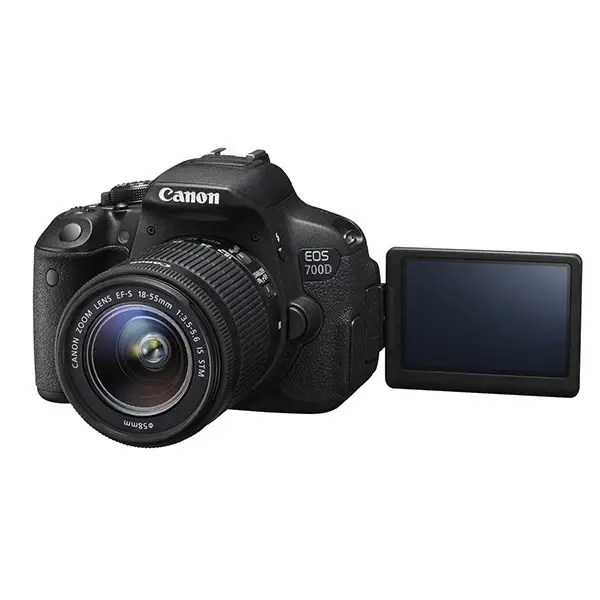 تصویر Canon EOS 700D با صفحه‌نمایش چرخان ۳ اینچی باز شده در حالت Live View، مناسب برای عکاسی از زوایای خلاقانه و سلفی