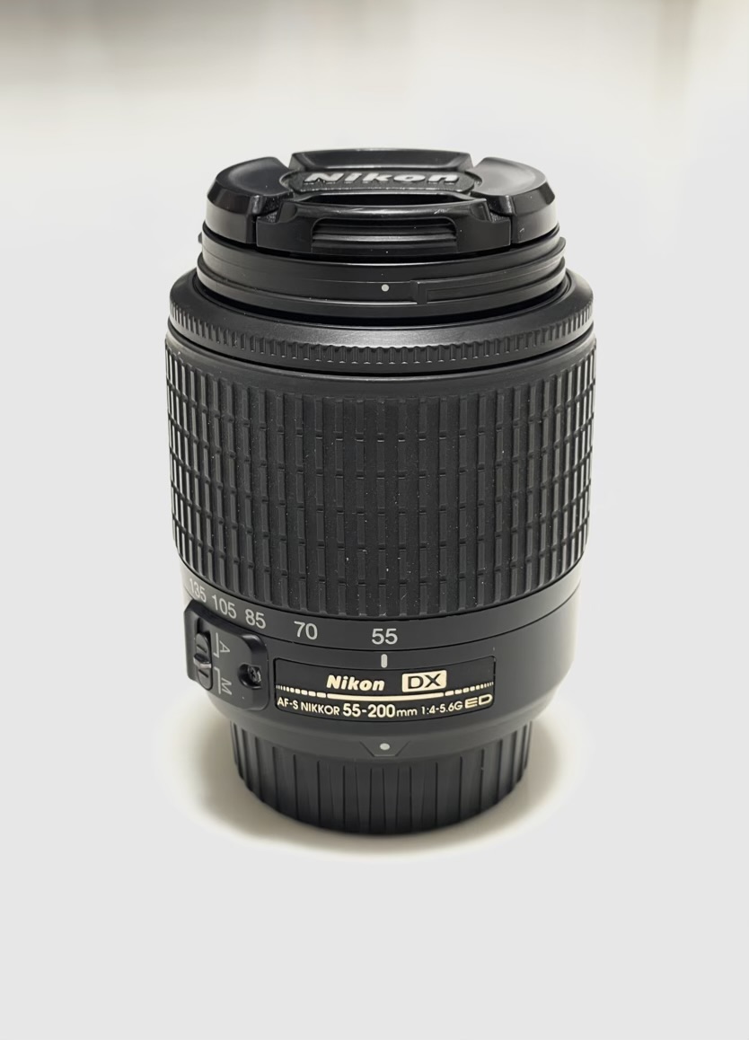لنز Nikon 55-200mm f/4-5.6G VR II نیکون در بخش نقد و بررسی، نمایش طراحی سبک، لرزش‌گیر اپتیکی و کیفیت مناسب برای پرتره و طبیعت