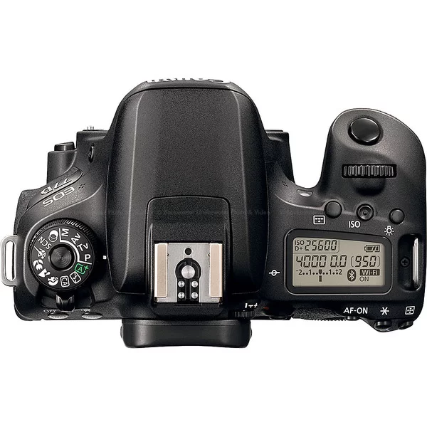 نمای بالای دوربین Canon EOS 77D با نمایشگر اطلاعات، دکمه‌های کنترل حرفه‌ای و طراحی ارگونومیک بدنه DSLR