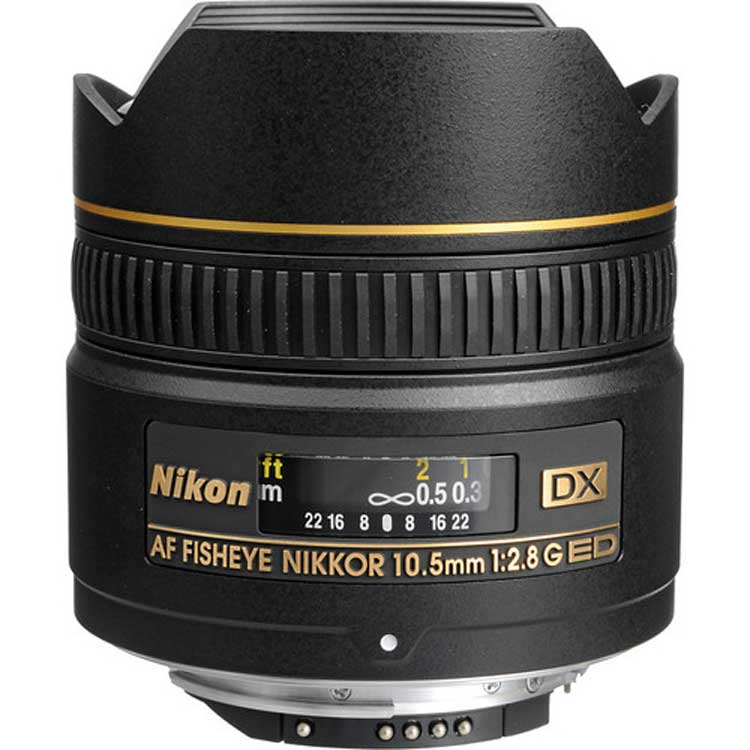 لنز Nikon Fisheye 10.5mm همراه با درپوش جلو و مانت نیکون – تصویر مناسب برای ارزیابی وزن سبک و ارگونومی در بخش نقد عملکرد فیزیکی لنز