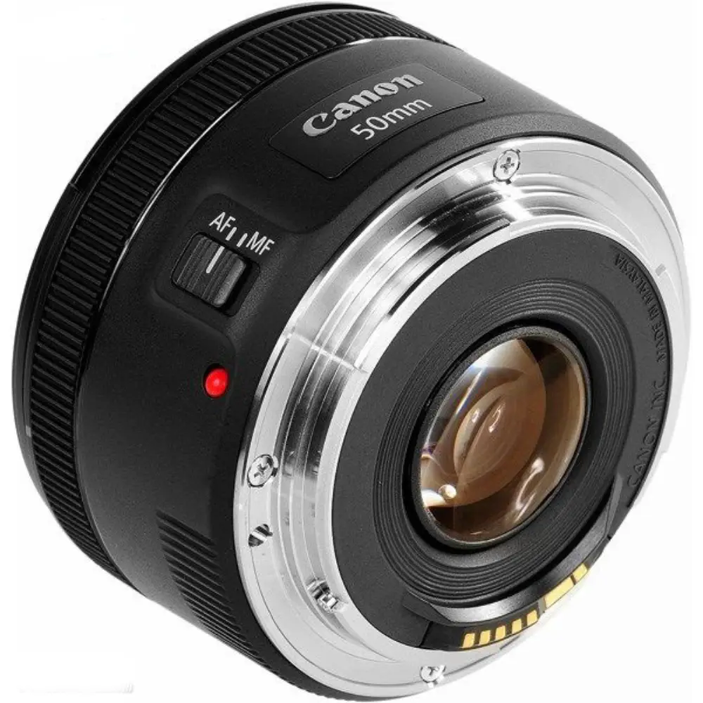 لنز Canon EF 50mm f/1.8 STM در زاویه‌ای دقیق – بررسی حلقه فوکوس و کیفیت ساخت