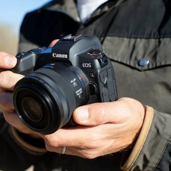 مقایسه دوربین میرورلس canon R