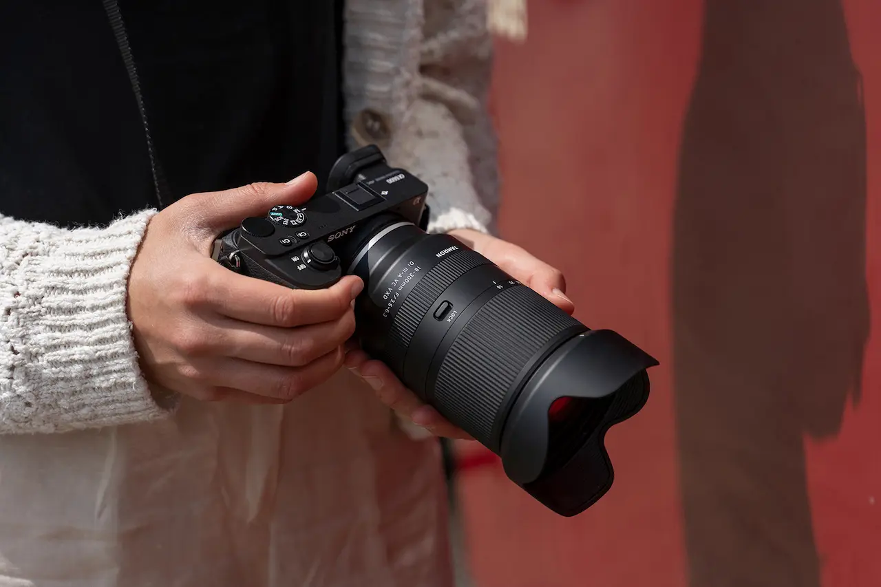 نمای نزدیک از لنز Tamron 18-300mm متصل به دوربین Sony E، ایده‌آل برای عکاسی پرتره و طبیعت
