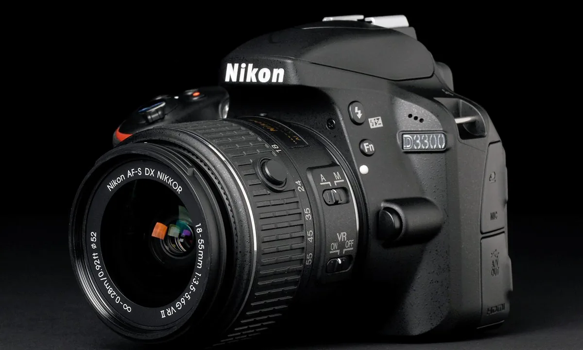 دوربین نیکون d3300 با لنز 18-55 برزشگیر دار ازنمای نزدیک ؛ به همراه نقد و بررسی دوربین nikon d3300