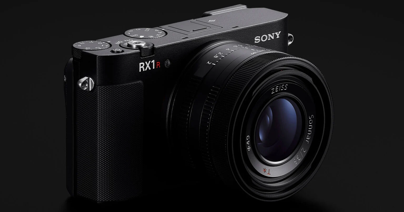 نمای روبه‌رو از دوربین کامپکت فول‌فریم Sony RX1R III با منظره‌یاب ثابت و نمایشگر لمسی