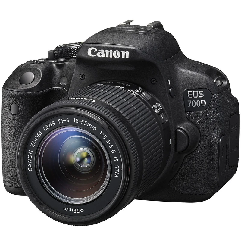 نمای جلویی دوربین Canon EOS 700D با لنز EF 18-55mm IS II، نمایش دکمه‌ها و طراحی ارگونومیک