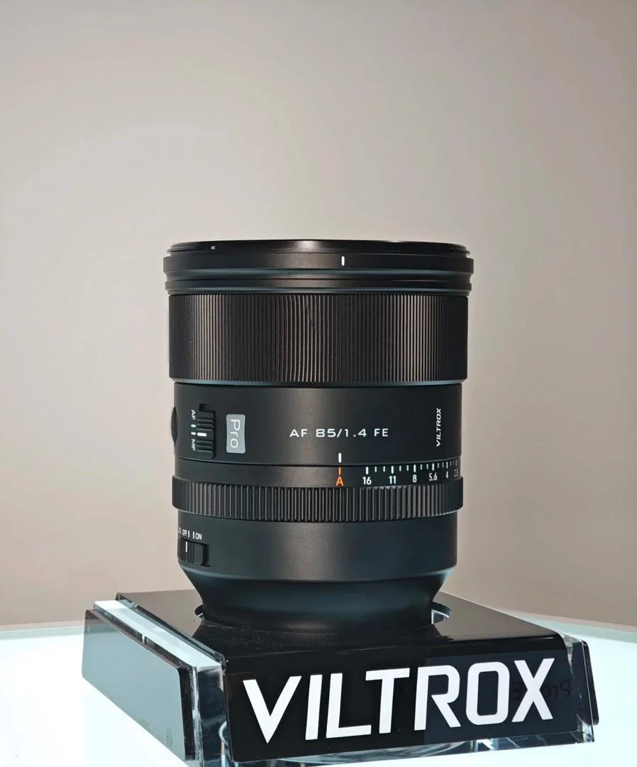 نمای نزدیک از لنز 85mm f/1.4 ویلتروکس برای دوربین‌های سونی E با طراحی مدرن و کیفیت بالا