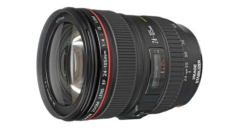 تصویر سه‌ربع از لنز Canon EF 24-105mm f/4L IS USM نصب‌شده روی دوربین فول‌فریم، آماده برای عکاسی حرفه‌ای