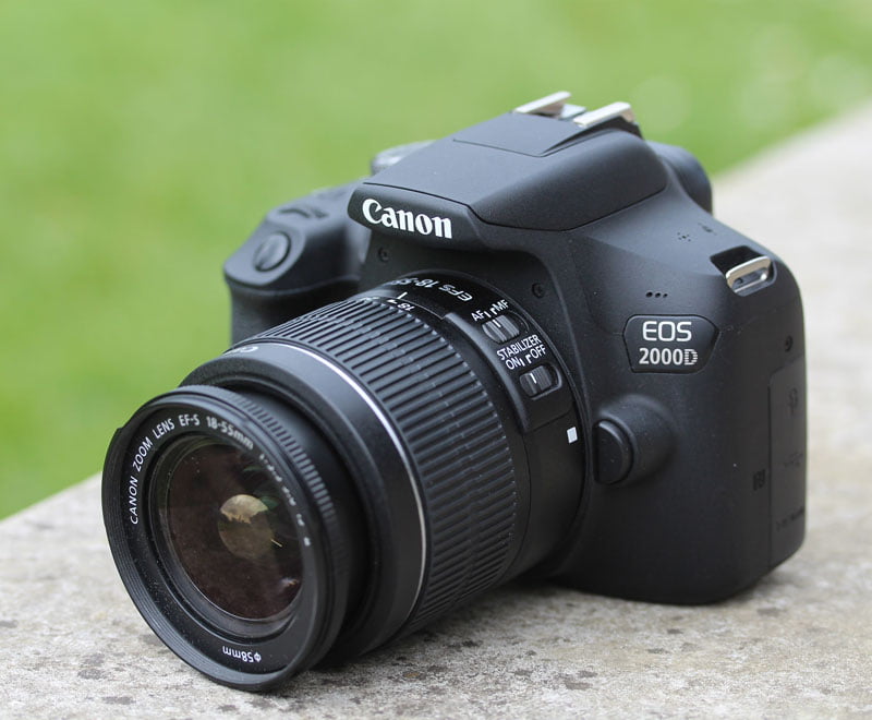 نمای نزدیک از دوربین canon 2000D با جزئیات فنی کامل