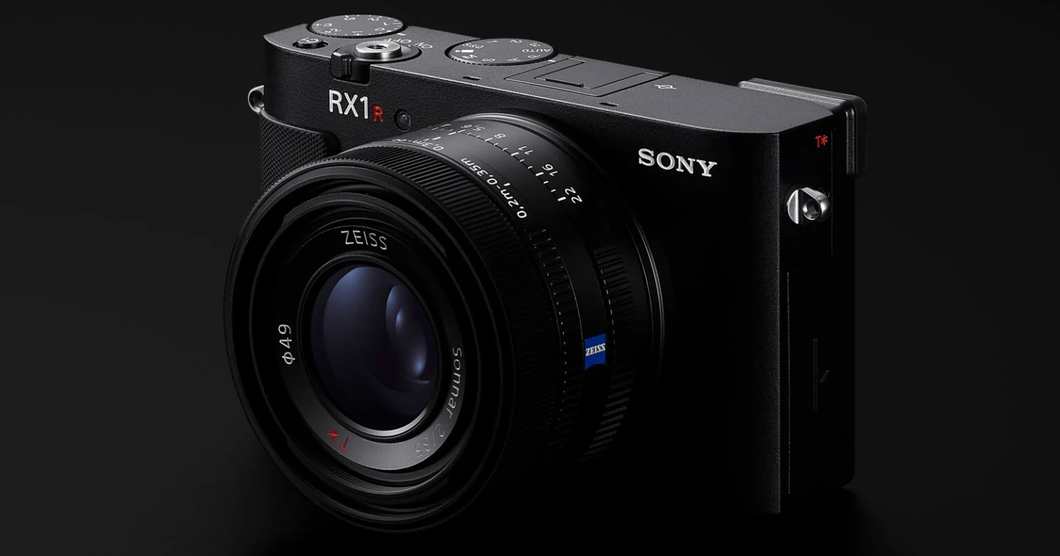 نمای جانبی دوربین Sony RX1R III همراه با کفشک فلاش Multi-Interface و طراحی هم‌سطح