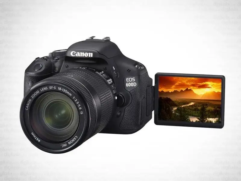 نمای روبروی دوربین Canon 600D با لنز کیت، طراحی کلاسیک و ارگونومیک برای عکاسی روزمره