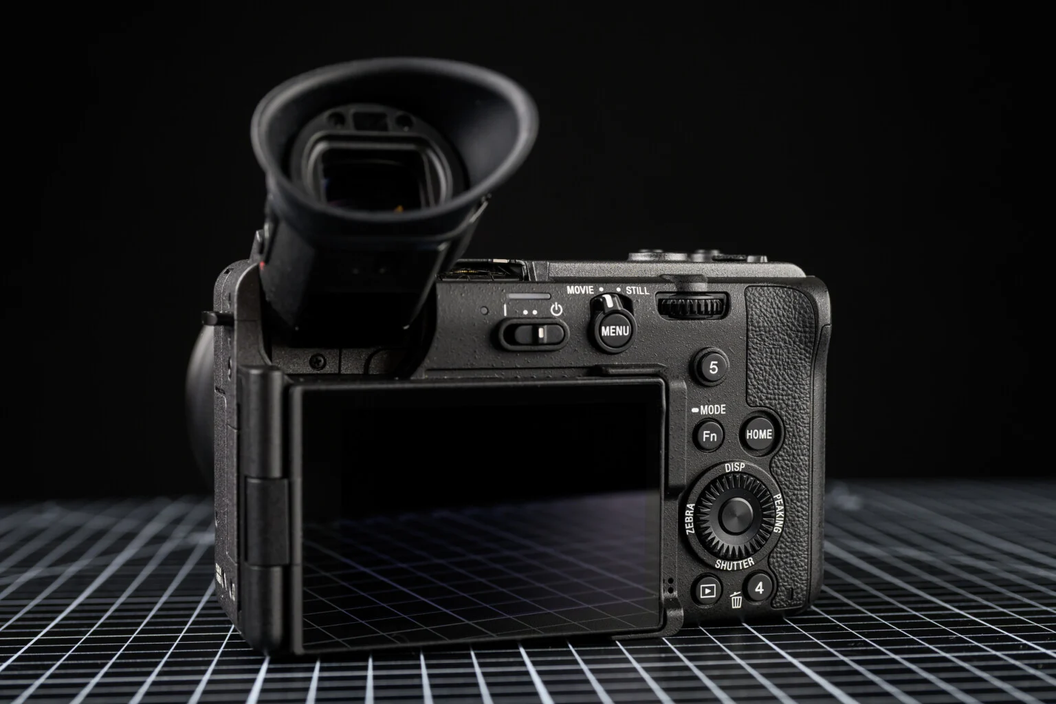 تصویر ویزور الکترونیکی Sony FX2 با وضوح ۳.۶۹ میلیون نقطه و قابلیت تغییر زاویه. این ویژگی برای تصویربرداری در شرایط نوری شدید و تأیید فوکوس دقیق کاربرد دارد